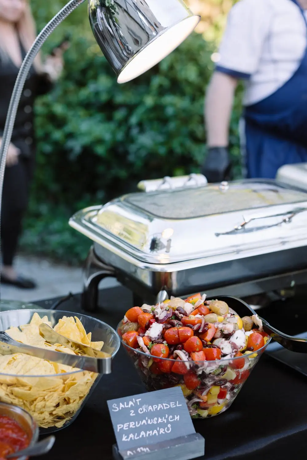 Buffet mit Salaten unter der Wärmelampe