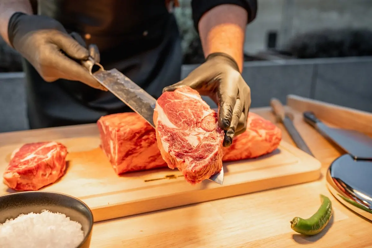 Signature Steak Experience – krájení steaku před hosty