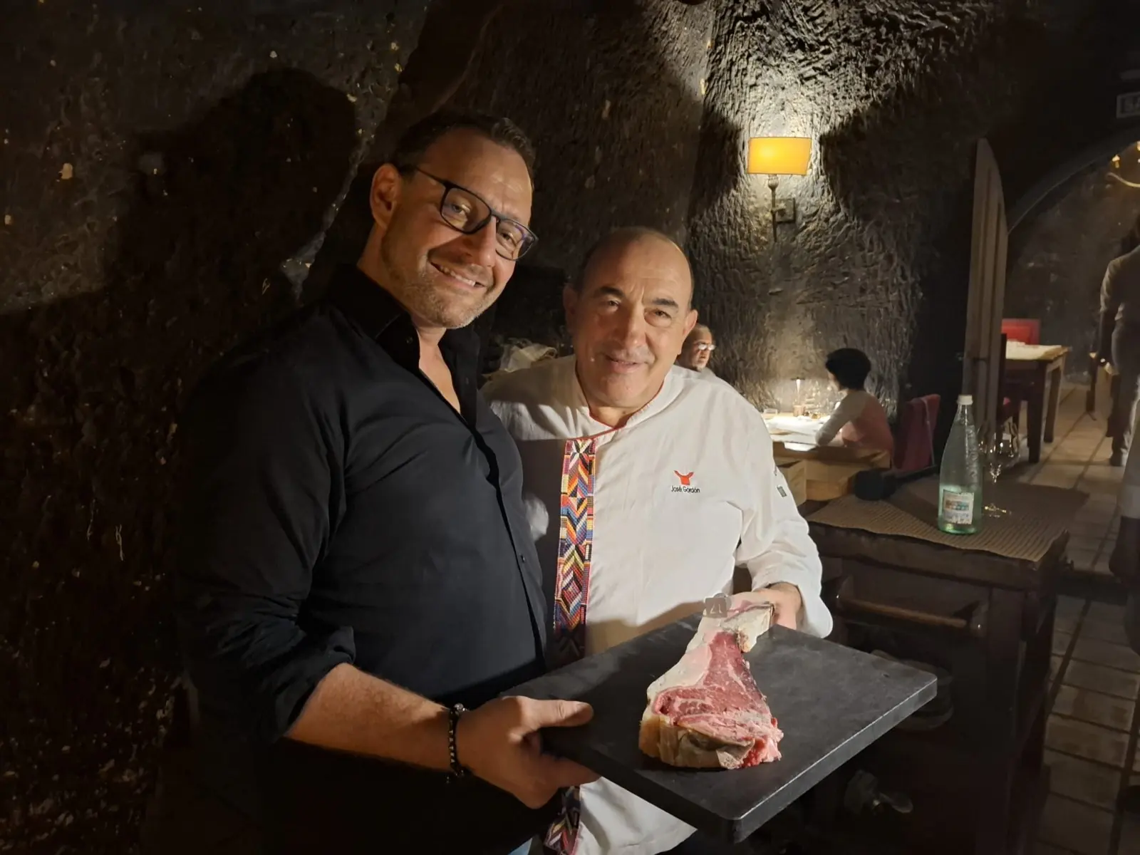 Honza (Jan Šesták) und José Gordón im El Capricho mit einem Steak auf dem Brett
