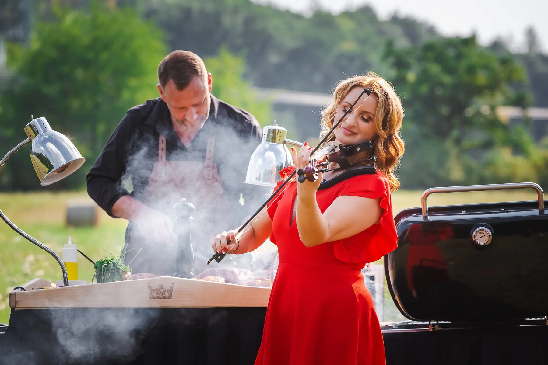 Meadow wedding — Honza at the grill and a violinist